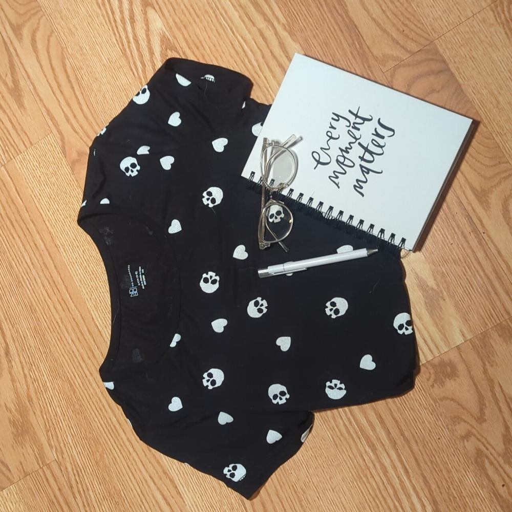 Black skull heart shirt
